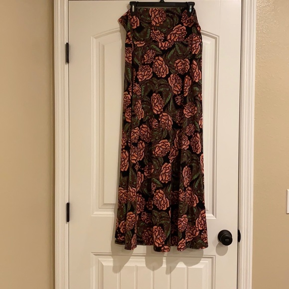 Maxi skirt with roses - Picture 1 of 6